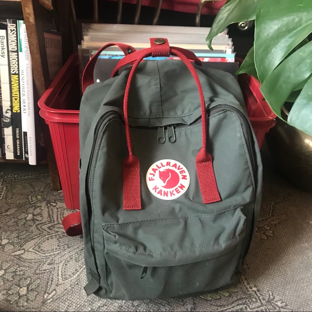fjallraven kanken bookbag in forest green / ox red